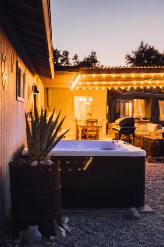 Astroturism - 5 acres fenced - Pool & Jacuzzi - Pet friendly in Twentynine Palms, USA