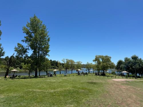 Cabaña Clarita La Florida (Cabana Clarita La Florida) in เอล ตราปิเช