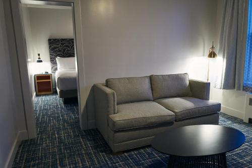 Good Hotel - image 7