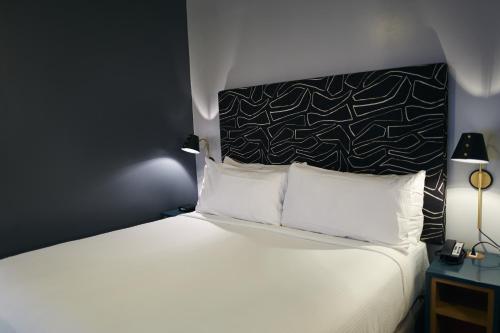 Good Hotel - image 11
