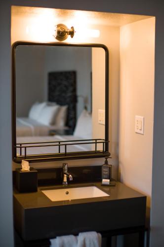 Good Hotel - main image
