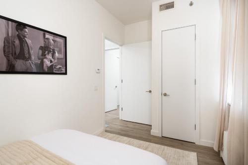 Luxury 2BD nr Wall St Gym Rooftop w/d in New York, USA