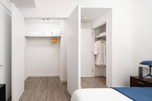 Luxury 2BD nr Wall St Gym Rooftop w/d in New York, USA