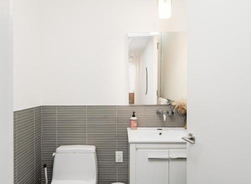 Luxury 2BD nr Wall St Gym Rooftop w/d, New York (Foto 6)
