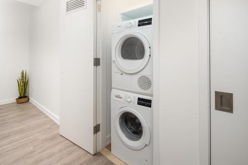 Luxury 2BD nr Wall St Gym Rooftop w/d, New York (Foto 9)