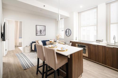 Luxury 2BD nr Wall St Gym Rooftop w/d, New York (Foto 3)