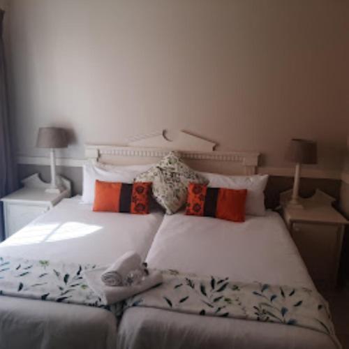 1 queen bed, 2 twin beds