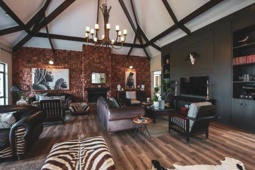 gedeelde lounge/tv-ruimte, Otjiwa Safari Lodge in Otjiwarongo