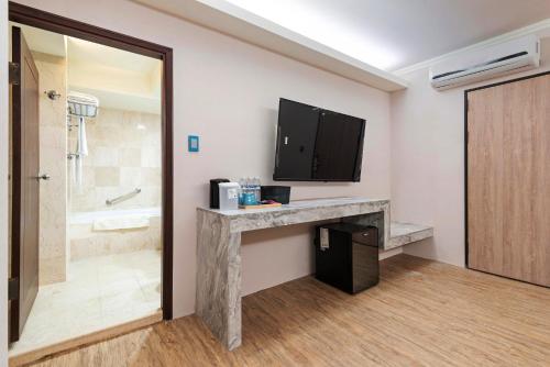 Standard Double Room image 3