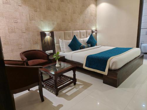 Deluxe Double or Twin Room image 2