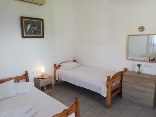 1 double bed, 1 twin bed