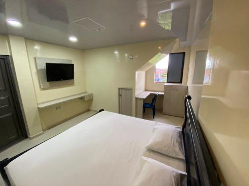 1 king bed, 1 twin bed