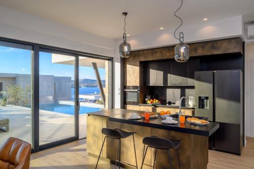 ระเบียง/ชานเรือน, Luxury Villa Seven Seas with infinity heated pool by the sea in Ražanj (Luxury Villa Seven Seas with infinity heated pool by the sea in Razanj) in โรกอสนิก้า