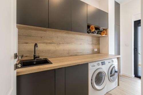 Luxury Villa Seven Seas with infinity heated pool by the sea in Ražanj (Luxury Villa Seven Seas with infinity heated pool by the sea in Razanj) in โรกอสนิก้า