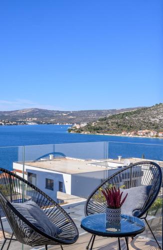 Luxury Villa Seven Seas with infinity heated pool by the sea in Ražanj (Luxury Villa Seven Seas with infinity heated pool by the sea in Razanj) in โรกอสนิก้า