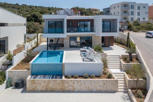 Luxury Villa Seven Seas with infinity heated pool by the sea in Ražanj