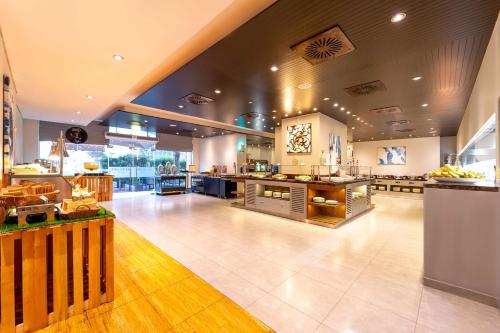 Restaurant, Mercure Dubai Barsha Heights Hotel and Apartments in Barsha Heights (Tecom)