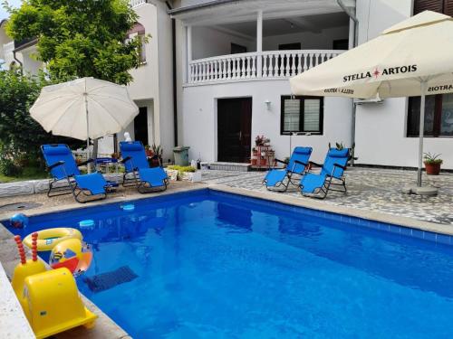 Peldbaseins, Vila Jovana in Rogljevo