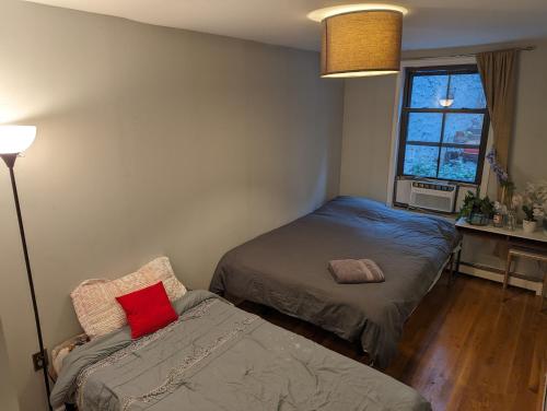 Private room in 4 bedroom Ground Apartment near Subway