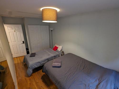 Private room in 4 bedroom Ground Apartment near Subway