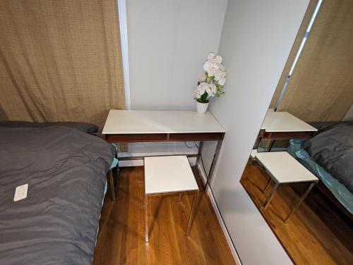 Private room in 4 bedroom Ground Apartment near Subway