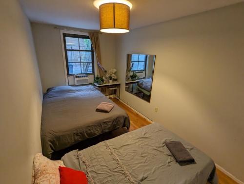 Private room in 4 bedroom Ground Apartment near Subway