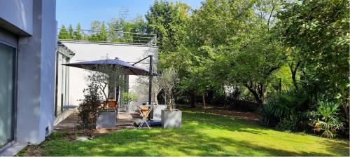 Villa de 4 chambres avec vue sur le lac piscine privee et jardin clos a Saint Gratien