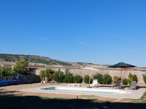 Peldbaseins, Un mar de pinares in Iskara