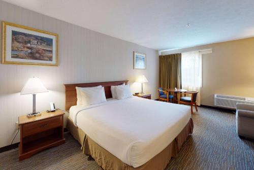 Ramada by Wyndham Strasburg - image 4