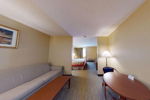 Ramada by Wyndham Strasburg image 22
