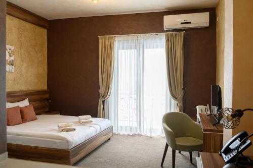 1 double bed, 1 twin bed