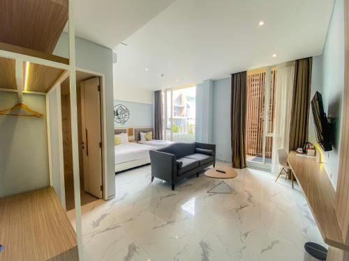 Shared lounge/TV area, Facade Hotel by Azana in Tawangmangu