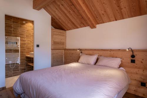 1 queen bed, 1 twin bed