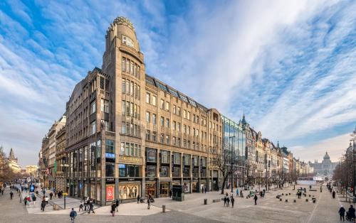 Crown Palace Apartments by Adrez, Praga
