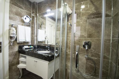 Standard Double or Twin Room image 8