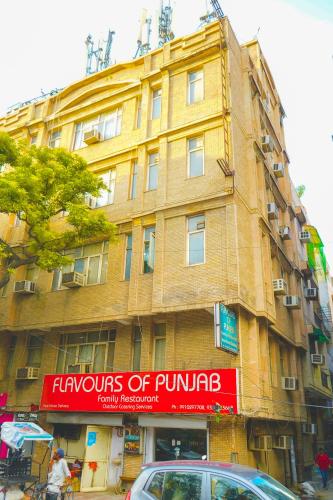 Hotel Iconic Stays 2 Min Walk From Ganga Ram Hospital