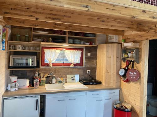 virtuve, La p'tite maison bois du hérisson (La p'tite maison bois du herisson) in Menetrux-en-Joux