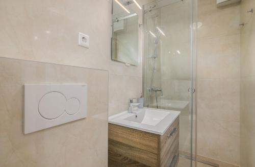 One-Bedroom Apartment image 3