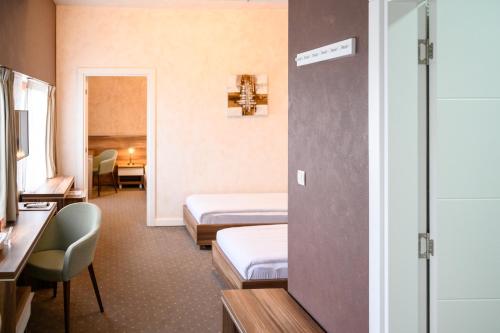 1 king bed, 2 twin beds