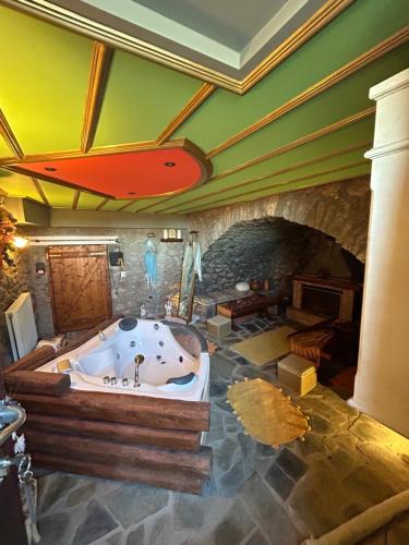 อ่างแช่น้ำร้อน, Ξενώνας Θόλος Βαλτεσινίκο (Ξενωνας Θολος Βαλτεσινικο) in แวลเทซซินิโค