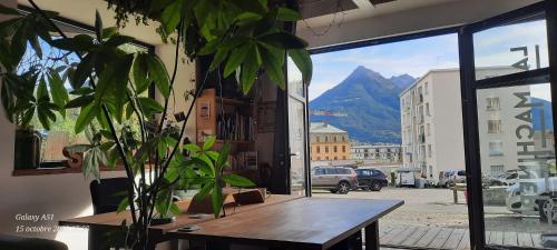 Cosy 4p Loft & CoWorking space 5m walk to ski lift Briançon