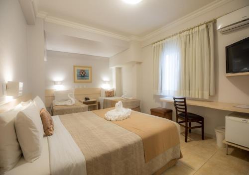 1 double bed, 2 twin beds