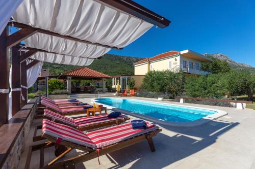 Villa Orhid near Split, heated pool – khách sạn tại Kastel Luksic