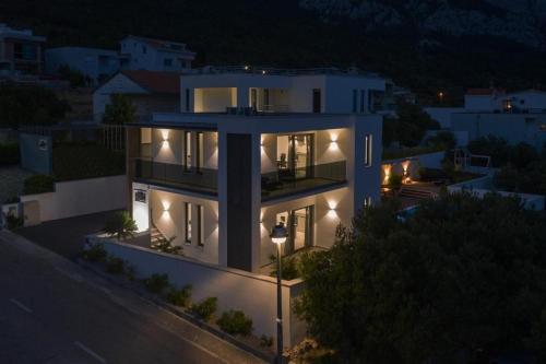 Villa Sensational, villa in Makarska, heated saltwater pool, seaview, childrens playground