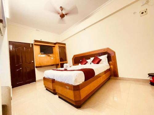 HALF MOON INN – Chennai, IL