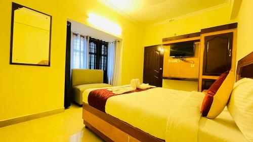 HALF MOON INN – Chennai, IL