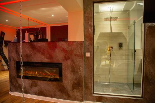 ห้องน้ำ, exkl. romantisches SM Apartment Black Rose in กิฟฮอร์น