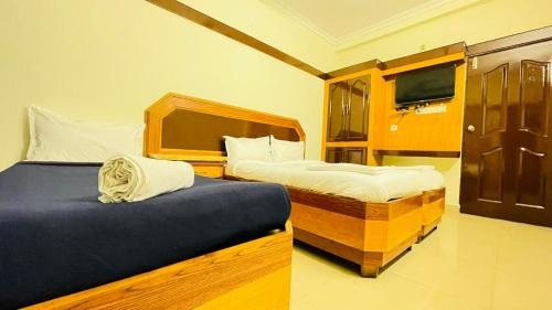 HALF MOON INN – Chennai, IL