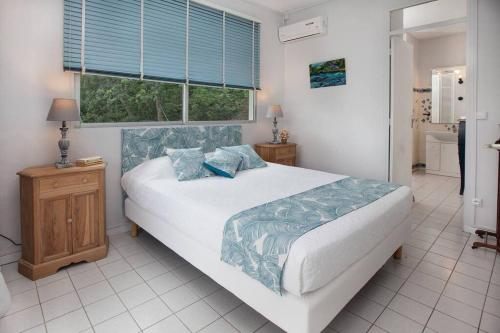 Villa "The Pretty Mermaid", pool and stunning views 5 min from beach