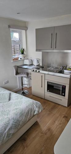 Self-contained annex with private entrance, double bed, kitchen, bathroom, free car park - Near Camb in ซอว์สตัน